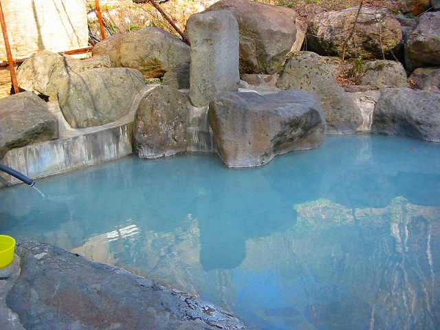 滑川温泉 福島屋の混浴露天風呂の青い濁り湯
